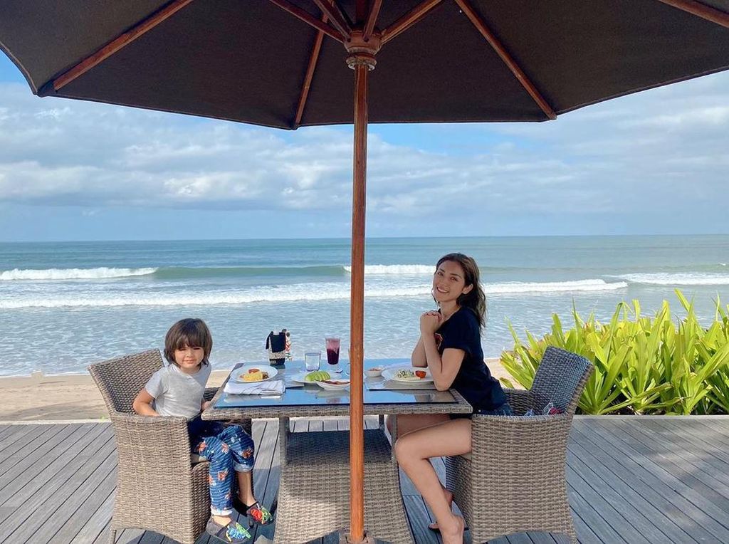 Kompaknya Jessica Iskandar dan El Barack Saat Makan Bareng di Bali