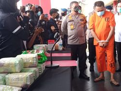 Timses Anak Bupati Pelalawan Akui di Kos Pengedar 20 Kg Sabu Ada APK Golkar