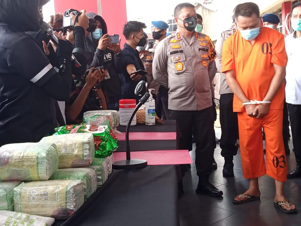 Ditangkap Polisi, Tersangka Pengedar 20 Kg Sabu Timses Anak Bupati Pelalawan Ditangkap Polisi, Tersangka Pengedar 20 Kg Sabu Timses Anak Bupati Pelalawan