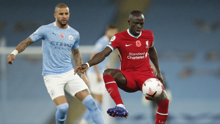 MANCHESTER, ENGLAND - NOVEMBER 08: Sadio Mane of Liverpool controls the ball under pressure from Kyle Walker of Manchester City during the Premier League match between Manchester City and Liverpool at Etihad Stadium on November 08, 2020 in Manchester, England. Sporting stadiums around the UK remain under strict restrictions due to the Coronavirus Pandemic as Government social distancing laws prohibit fans inside venues resulting in games being played behind closed doors. (Photo by Clive Brunskill/Getty Images)