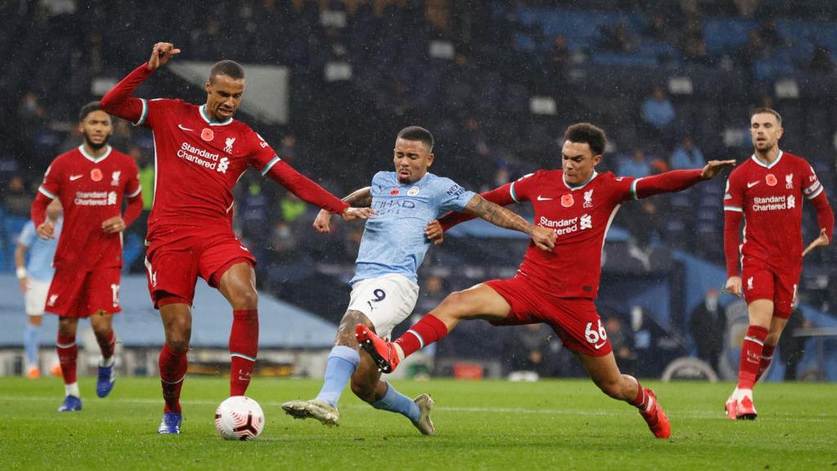 Lini belakang Liverpool baik-baik saja tanpa Virgil van Dijk. (Foto: Getty Images/Clive Brunskill)