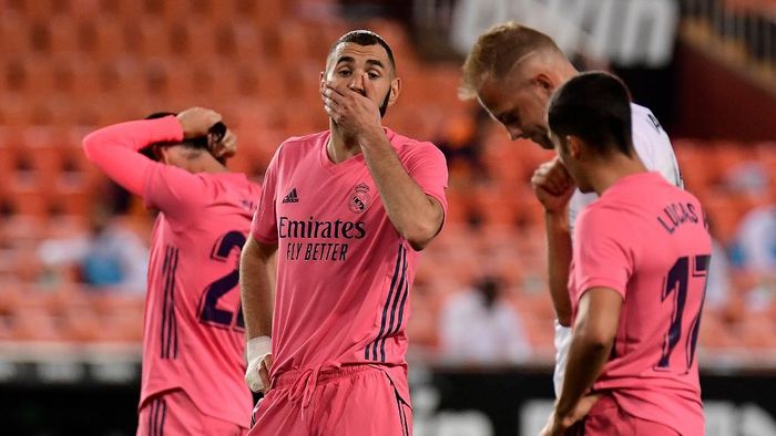 Madrid Real Madrids French forward Karim Benzema (C) reacts during the Spanish League football match between Valencia and Real Madrid at the Mestalla stadium in Valencia on November 8, 2020. (Photo by JOSE JORDAN / AFP)