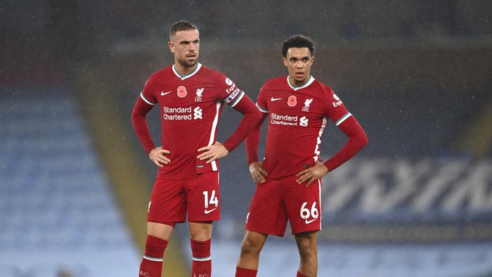 Liverpools Jordan Henderson, left, and Liverpools Trent Alexander-Arnold stand over the ball before taking a free kick during the English Premier League soccer match between Manchester City and Liverpool at the Etihad stadium in Manchester, England, Sunday, Nov. 8, 2020. (Shaun Botterill/Pool via AP)