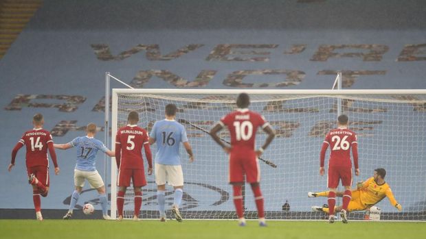 MANCHESTER, ENGLAND - NOVEMBER 08: Kevin De Bruyne of Manchester City misses a penalty during the Premier League match between Manchester City and Liverpool at Etihad Stadium on November 08, 2020 in Manchester, England.  Sports stadiums across the UK remain under strict restrictions due to the coronavirus pandemic, as the government's social distancing laws prohibit fans within venues, causing games to be played behind closed doors.  (Photo by Martin Rickett - Pool / Getty Images)