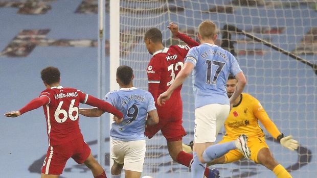 Manchester City's Gabriel Jesus, second left, scores his team's first goal during the English Premier League soccer match between Manchester City and Liverpool at the Etihad Stadium in Manchester, England, on Sunday, November 8, 2020 ( Martin Rickett / Pool via AP)