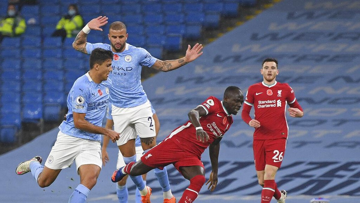 Duel Manchester City Vs Liverpool 1-1 di babak pertama (AP/Shaun Botterill)