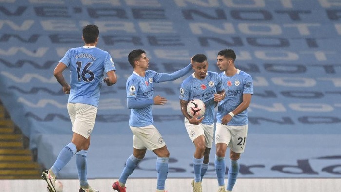 MANCHESTER, ENGLAND - NOVEMBER 08: Gabriel Jesus of Manchester City celebrates with teammates after scoring his teams first goal during the Premier League match between Manchester City and Liverpool at Etihad Stadium on November 08, 2020 in Manchester, England. Sporting stadiums around the UK remain under strict restrictions due to the Coronavirus Pandemic as Government social distancing laws prohibit fans inside venues resulting in games being played behind closed doors. (Photo by Shaun Botterill/Getty Images)