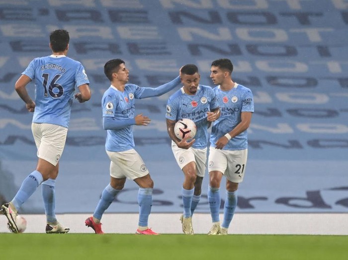 MANCHESTER, ENGLAND - NOVEMBER 08: Gabriel Jesus of Manchester City celebrates with teammates after scoring his teams first goal during the Premier League match between Manchester City and Liverpool at Etihad Stadium on November 08, 2020 in Manchester, England. Sporting stadiums around the UK remain under strict restrictions due to the Coronavirus Pandemic as Government social distancing laws prohibit fans inside venues resulting in games being played behind closed doors. (Photo by Shaun Botterill/Getty Images)