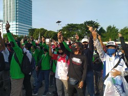 Demo di DPR Selesai, Buruh Acungkan Jari Tengah Sebelum Bubarkan Diri