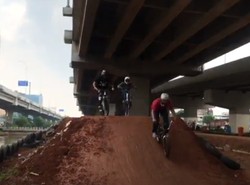 Mencari Bibit Atlet Sepeda Lewat Bike Park Kolong Tol Becakayu