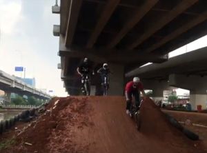 Mencari Bibit Atlet Sepeda Lewat Bike Park Kolong Tol Becakayu Mencari Bibit Atlet Sepeda Lewat Bike Park Kolong Tol Becakayu