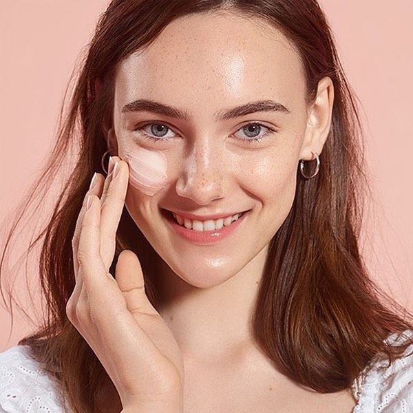 kulit berminyak tetap membutuhkan pelembab, karena tujuannya untuk menghidrasi serta melembapkan wajah dan juga menyeimbangkan kadar minyak.