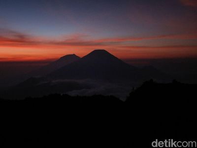 Menikmati Sunrise yang Mempesona Dari Prau