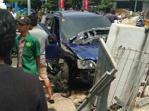 Minibus Tabrak Motor di Cimahi, 1 Orang Terluka Minibus Tabrak Motor di Cimahi, 1 Orang Terluka