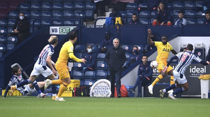 Tottenhams manager Jose Mourinho, c center, watches the players in action during the English Premier League soccer match between West Bromwich Albion and Tottenham Hotspur at the Hawthorns in West Bromwich, England, Sunday, Nov. 8, 2020. (Laurence Griffiths/Pool via AP)