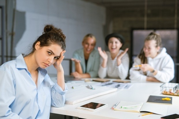 Memotong pembicaraan adalah hal yang paling menyebalkan dari semua tindakan yang dilakukan seseorang dalam lingkaran pertemanan. Hargai dan hormati orang yang sedang berbicara hingga selesai.