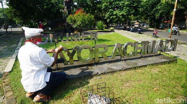 Monumen Mayor Achmadi Dibersihkan