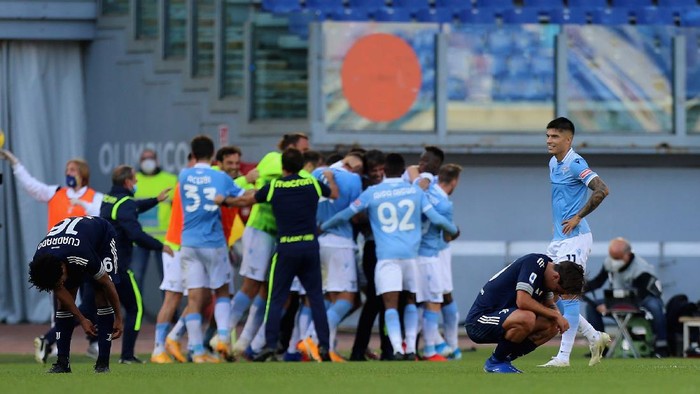ROME, ITALY - NOVEMBER 08:  Paulo Dybala (R) of Juventus shows his dejection during the Serie A match between SS Lazio and Juventus at Stadio Olimpico on November 8, 2020 in Rome, Italy.  (Photo by Paolo Bruno/Getty Images)