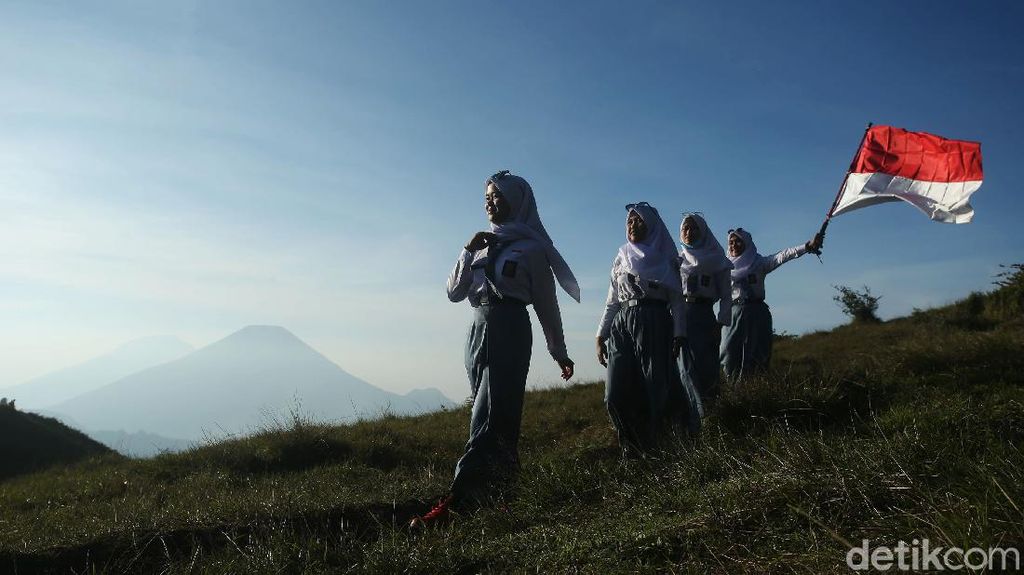 Semangat Siswa SMA Kibarkan Merah Putih di Puncak Gunung Prau