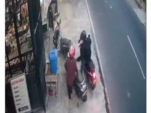 Terekam CCTV, Video Jambret Bermotor Sasar Emak-emak di Klaten Viral Terekam CCTV, Video Jambret Bermotor Sasar Emak-emak di Klaten Viral