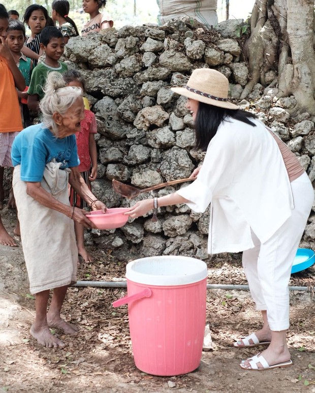 Potret Ririn Ekawati saat di Sumba yang ikut membagikan nutrisi bagi warga sekitar.