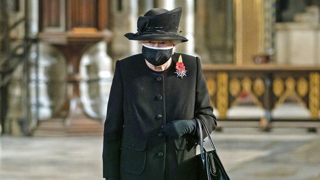 Momen Langka, Ratu Elizabeth II Perdana Pakai Masker saat Pandemi