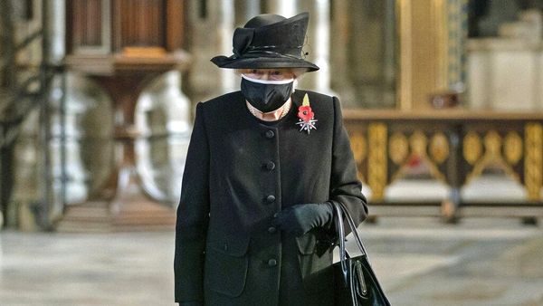 Momen Langka, Ratu Elizabeth II Perdana Pakai Masker saat Pandemi
