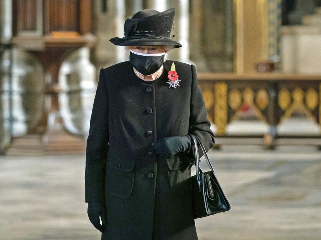 Momen Langka, Ratu Elizabeth II Perdana Pakai Masker saat Pandemi Momen Langka, Ratu Elizabeth II Perdana Pakai Masker saat Pandemi