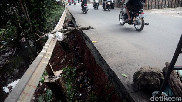 Rawan Longsor, Jalan Kali Krukut Belum Diperbaiki
