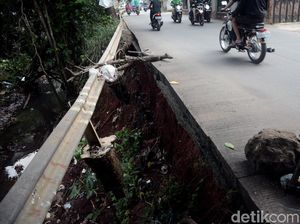Rawan Longsor, Jalan Kali Krukut Belum Diperbaiki Rawan Longsor, Jalan Kali Krukut Belum Diperbaiki