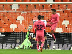 Ada Apa di Real Madrid? Sampai Agen Benzema pun Kritik Varane