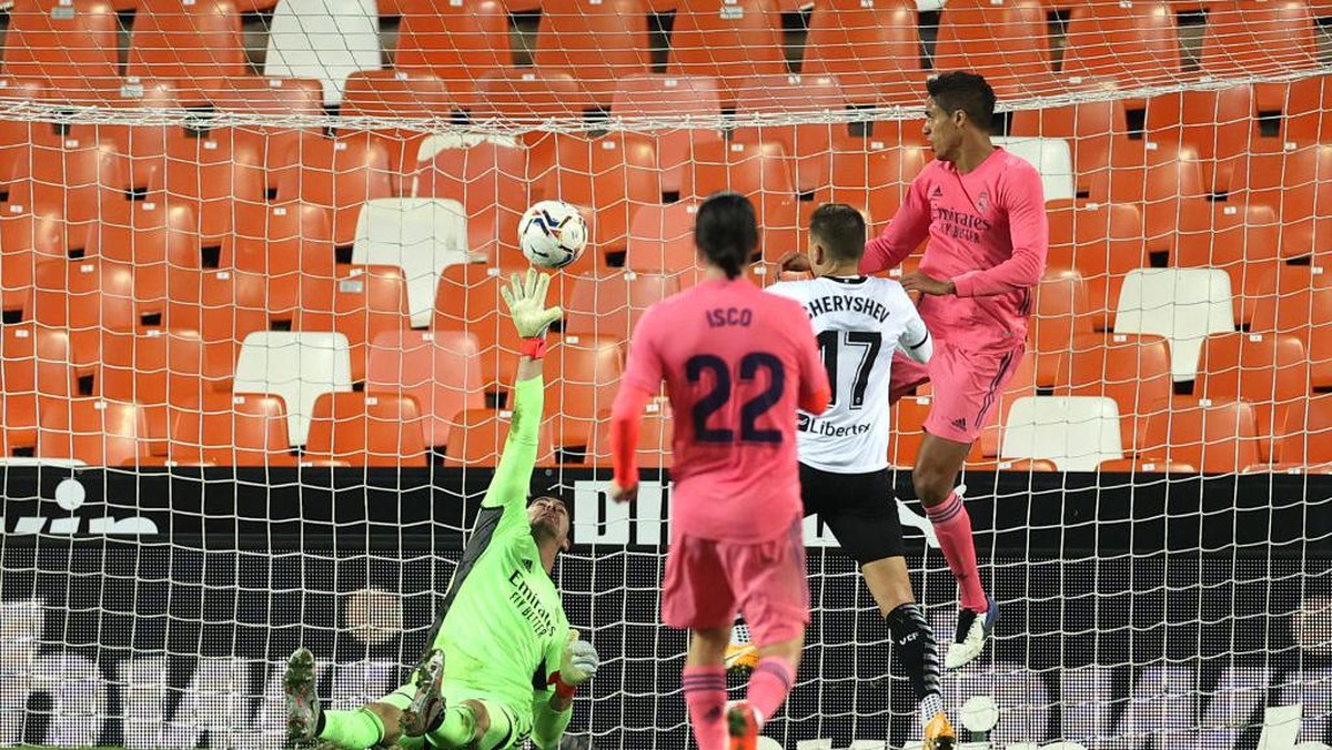 Thibaut Courtois menilai Real Madrid ditimpa beberapa kesialan saat kalah dari Valencia (Foto: (Getty Images/Angel Martinez)