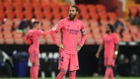Terakhir, soal menit bermain di Liga Spanyol. Saat ini, Ramos sudah membukukan 43.900 menit penampilan. Jumlah itu masih kalah dari Andoni Zubizarreta, yang tampil sebanyak 55.746 menit. Butuh  setidaknya dua musim bagi Ramos untuk bisa memecahkannya. Foto: Getty Images/Angel Martinez