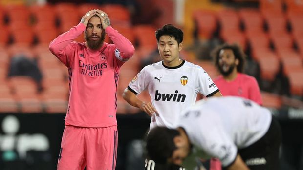 VALENCIA, SPAIN - NOVEMBER 08: Sergio Ramos of Real Madrid reacts as Carlos Soler of Valencia prepares to take his third penalty during the La Liga Santander match between Valencia CF and Real Madrid at Estadio Mestalla on November 08, 2020 in Valencia, Spain. Sporting stadiums around Spain remain under strict restrictions due to the Coronavirus Pandemic as Government social distancing laws prohibit fans inside venues resulting in games being played behind closed doors. (Photo by Angel Martinez/Getty Images)