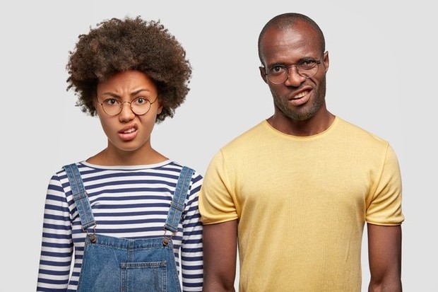 Orang yang menyebalkan biasanya akan banyak masalah dan selalu ada masalah yang harus disampaikan. Bahkan jika kamu meminta maaf sebelum mengoceh selama satu jam, itu tetap mengganggu.