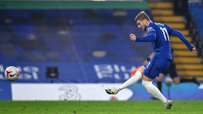 LONDON, ENGLAND - NOVEMBER 07: Timo Werner of Chelsea scores his teams fourth goal during the Premier League match between Chelsea and Sheffield United at Stamford Bridge on November 07, 2020 in London, England. Sporting stadiums around the UK remain under strict restrictions due to the Coronavirus Pandemic as Government social distancing laws prohibit fans inside venues resulting in games being played behind closed doors. (Photo by Ben Stansall - Pool/Getty Images)