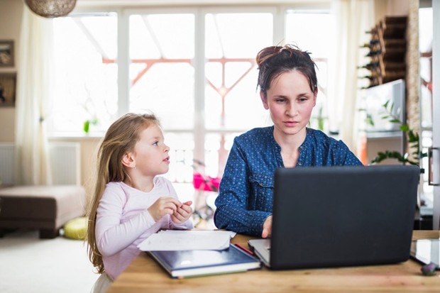Tips Parenting/ Sumber: Freepik.com Meskipun kamu mungkin berpikir bahwa pekerjaan rumah akan membebani anak-anak dan menambah tingkat stres mereka, ikut berkontribusi dalam pekerjaan di rumah akan membantu mereka menjadi individu yang lebih bertanggung jawab.