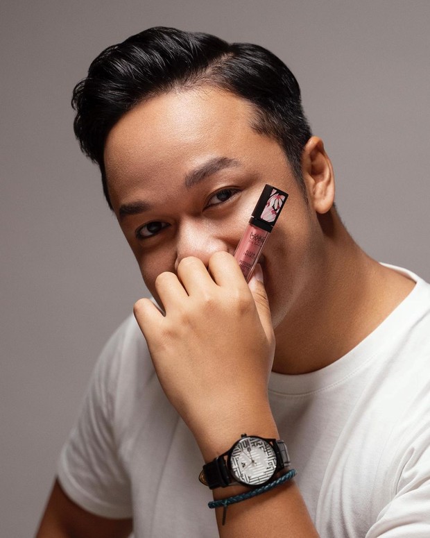 Tities Sapoetra X Make Over/Instagram.com/Instagram.com/titiessapoetra/