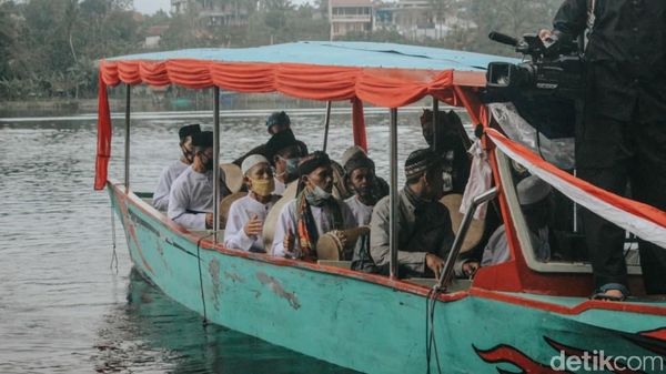 Momen Tradisi Nyangku, Berlayar ke Tengah Danau Panjalu Ciamis