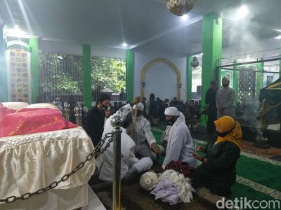 Tradisi Nyangku Ciamis di Tengah Pulau Situ Panjalu