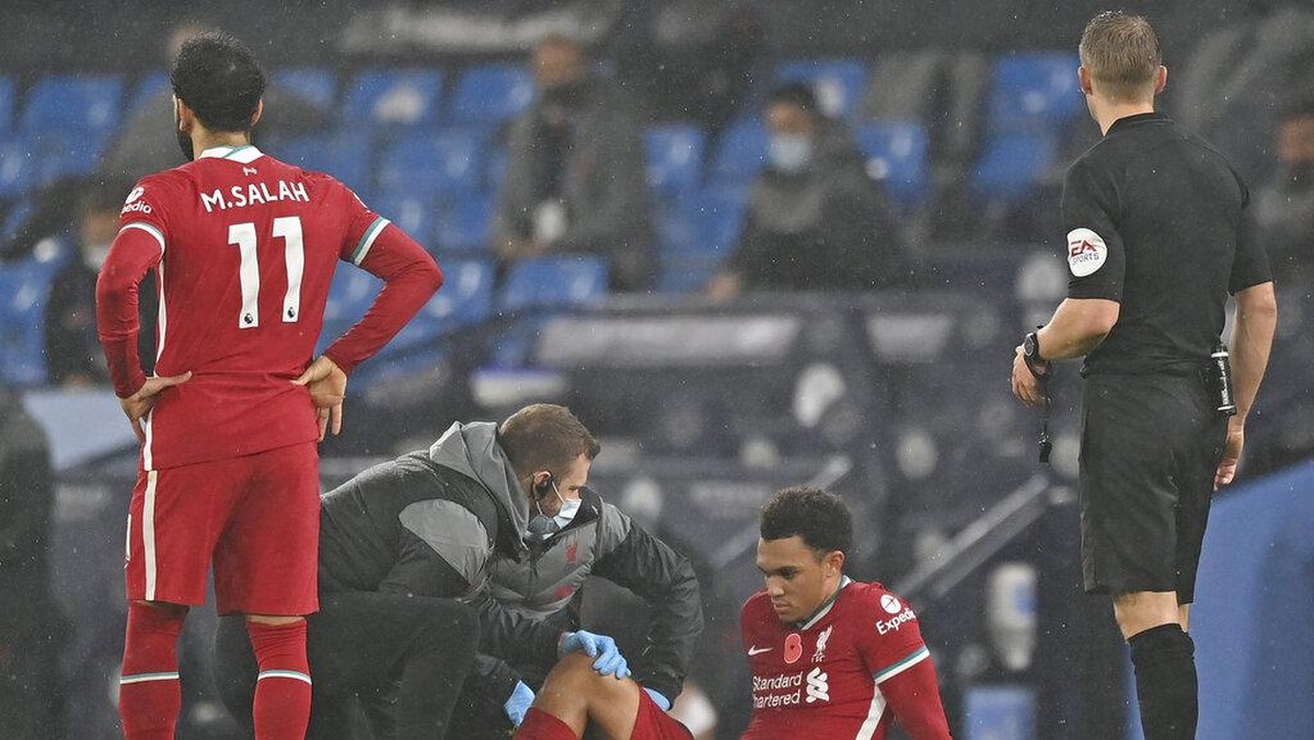 Trent Alexander-Arnold cedera saat Liverpool diimbangi Manchester City 1-1 (AP/Shaun Botterill)