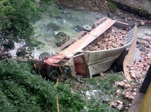 Truk Muatan Mie Terjun ke Sungai di Cianjur, Sopir Tewas