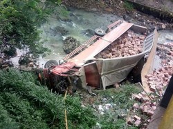 Truk Muatan Mie Terjun ke Sungai di Cianjur, Sopir Tewas