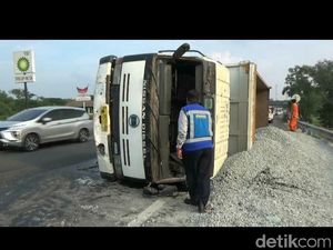 Truk Pengangkut Batu Terguling di Tol Cipularang, Lalin Macet Panjang