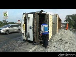 Truk Pengangkut Batu Terguling di Tol Cipularang, Lalin Macet Panjang