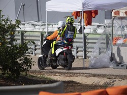 Motor Mogok, Valentino Rossi Masih Bisa Senyum dan Bercanda