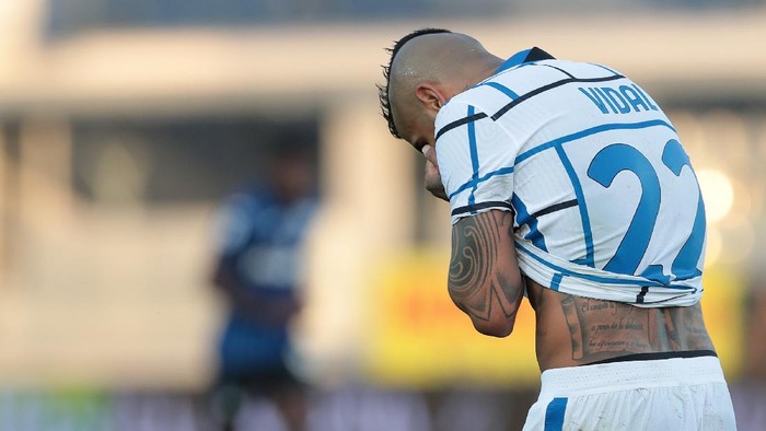 BERGAMO, ITALY - NOVEMBER 08:  Arturo Vidal of FC Internazionale shows his dejection during the Serie A match between Atalanta BC and FC Internazionale at Gewiss Stadium on November 8, 2020 in Bergamo, Italy.  (Photo by Emilio Andreoli/Getty Images)