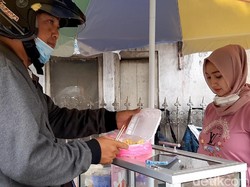 Viral Pedagang Rujak di Tasik Berparas Cantik, Bikin Segar Pembeli