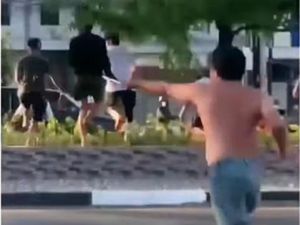 Viral Warga di Makassar Ngamuk Pakai Badik, Ternyata Ada Maling Kepergok