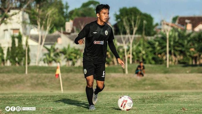 Pemain PSS Sleman, Wahyu Sukarta, menjalani latihan.